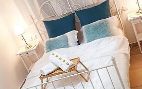 Bright Renovated Room Close To Everything